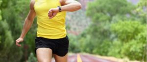 Puls beim Sport messen Marathon Läufer